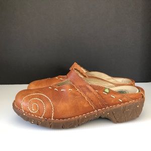 El Naturalista Women’s Clogs (Tan), Size EU 39 (US 8.5)